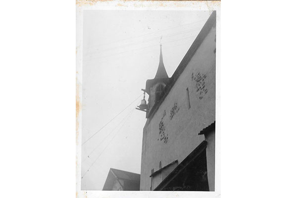 Eine der Glocken vor dem Kirchturmfenster